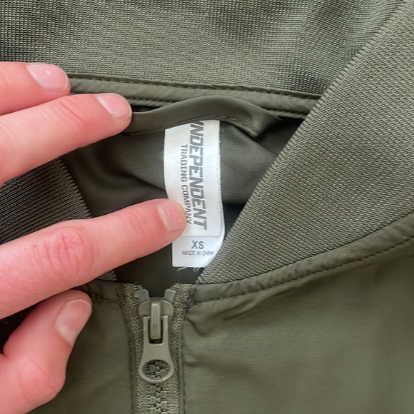 Independent trading unisex bomber jacket.  XS unisex. Fits like a women’s Small. - Picture 2 of 4